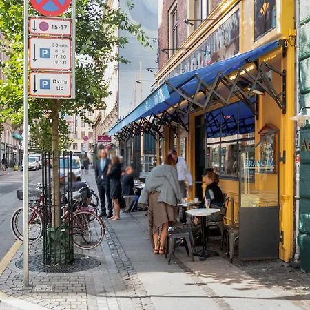 Location - 5 Min To Tivoli And Main Station *